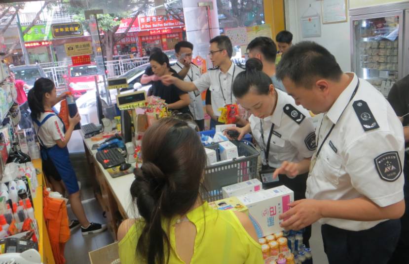 午后突查177家門(mén)店 監(jiān)管重拳出擊打擊走私，日用百貨市場(chǎng)迎“巡查風(fēng)暴”
